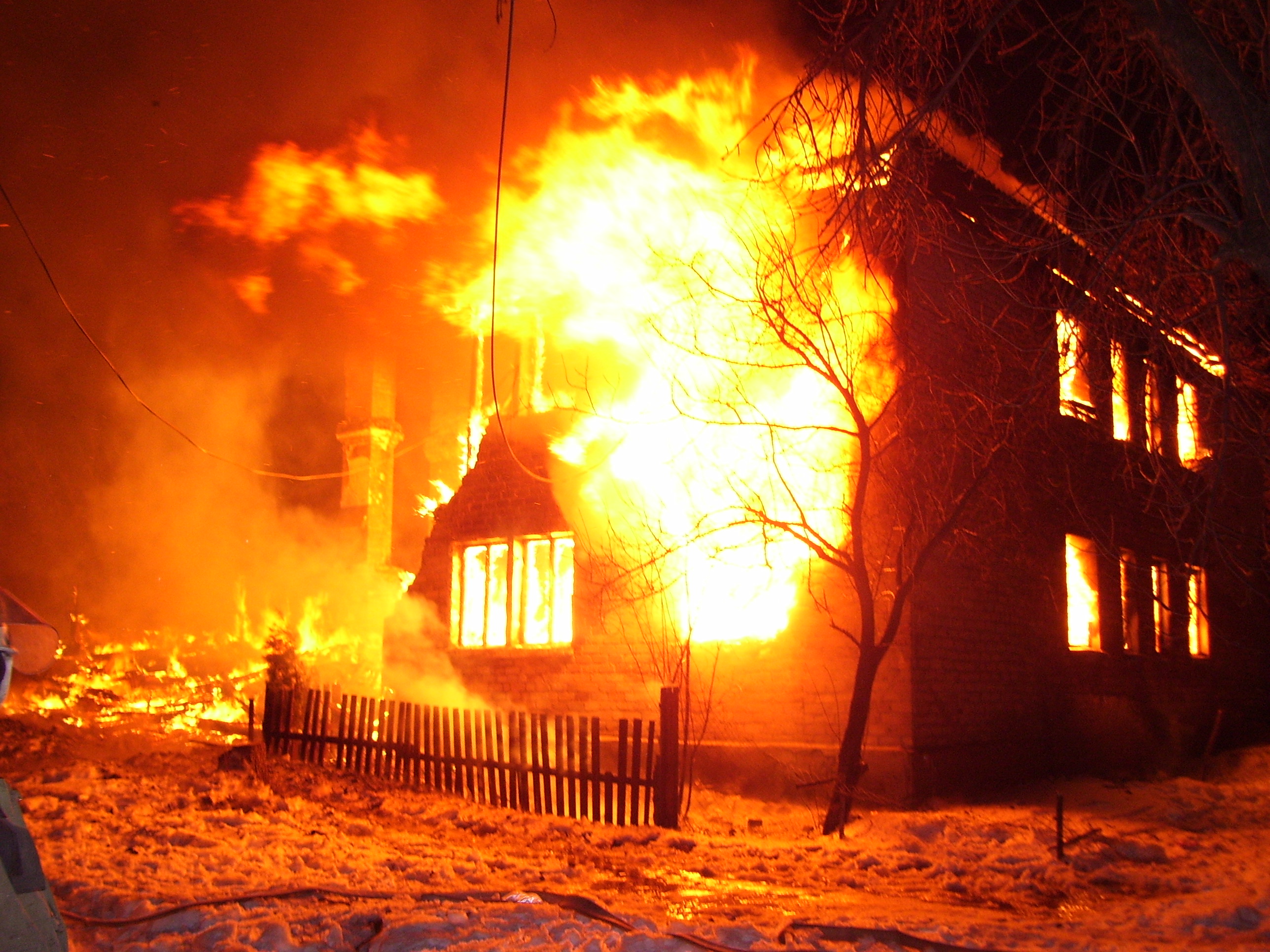 Многоквартирный деревянный дом горит